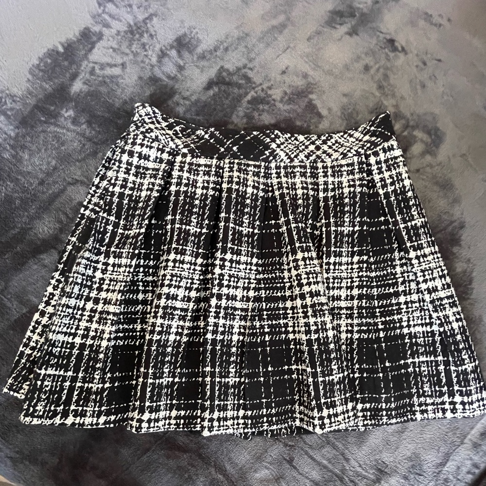 Banana Republic Skirt, size 8, black and white
